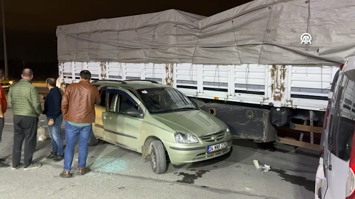 Sultangazi’de kontrolden çıkan tırın 4 araca çarpması sonucu 1 kişi yaralandı Sultangazi'de kontrolden çıkan tırın park halindeki 4 araca çarptığı kazada