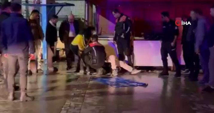 İzmir’de parkta kanlı tartışma: 5 yerinden bıçaklandı İzmir’in Bayraklı ilçesinde, Oğuz D. kimliği henüz belirlemeyen kişi veya