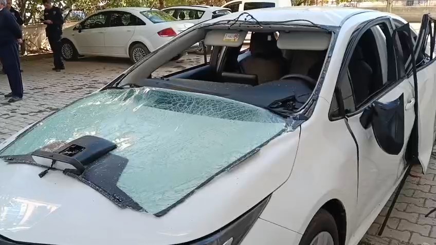 Park halindeki bir otomobilde meydana gelen patlama sonucu çevrede bulunan