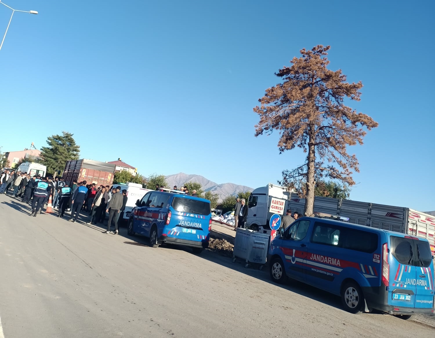 Motosikletin park halindeki kamyona çarpması sonucu 2 genç yaşamını yitirdi.