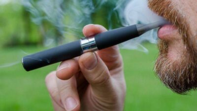 Uzmanlar, e-sigaranın sigarayı bırakmaya yardımcı olmadığını ve ciddi sağlık riskleri