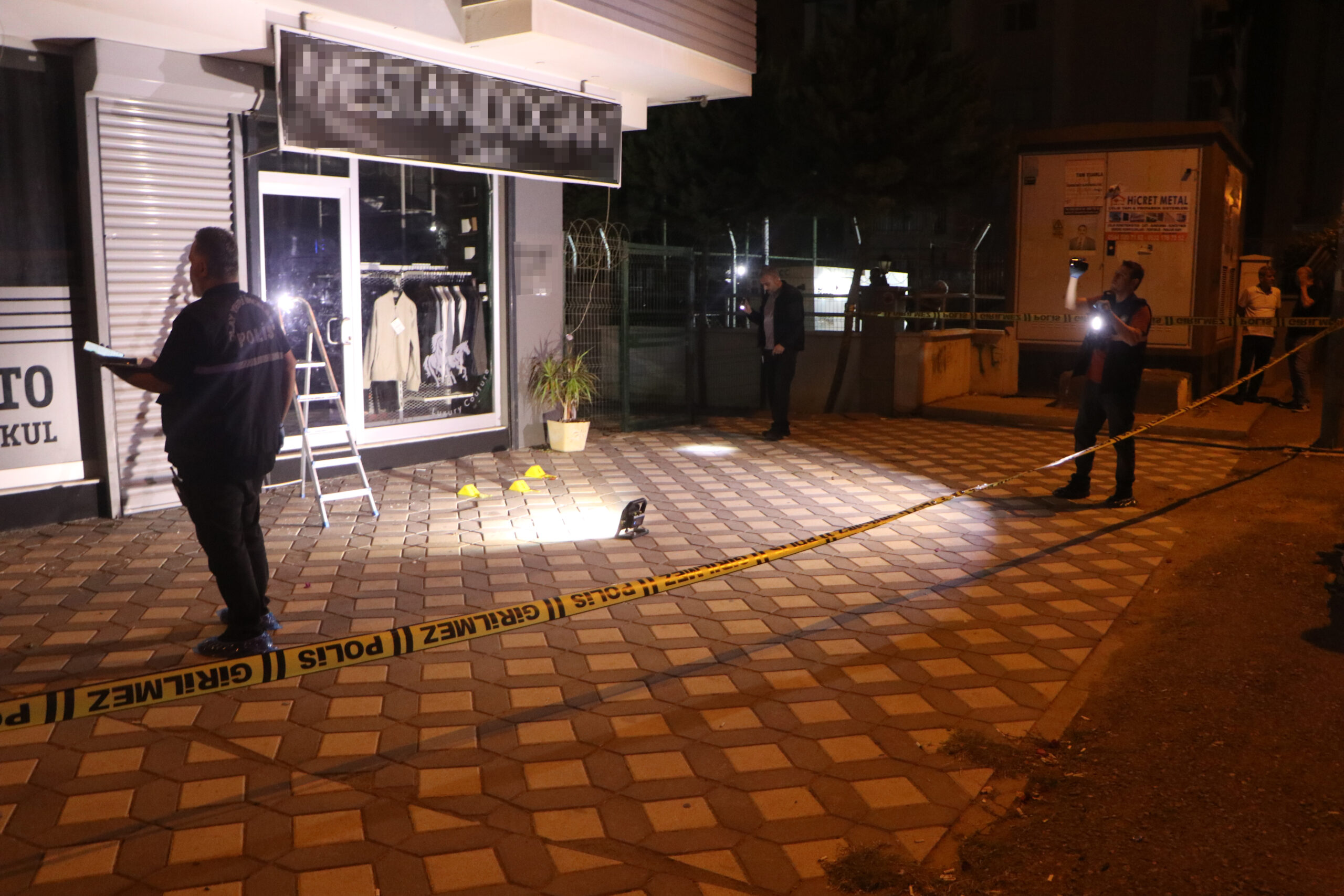 Adana'da kimliği belirsiz kişi veya kişilerce bir erkek giyim mağazasına