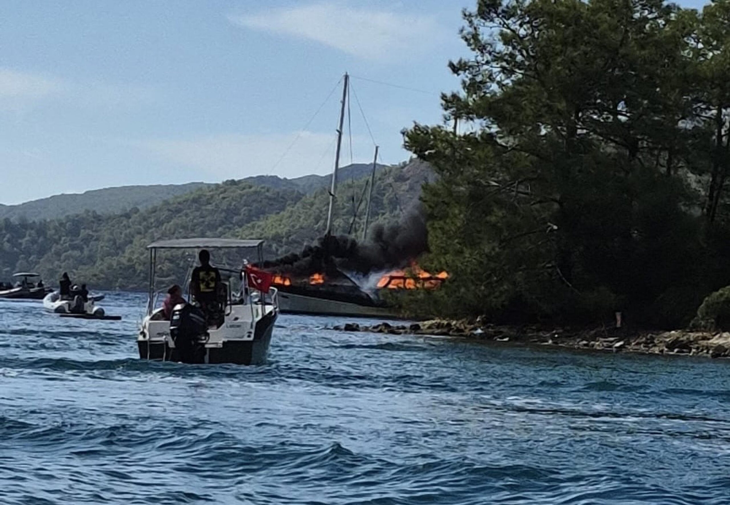 Muğla açıklarında seyir halindeyken bir gulet teknede çıkan yangın kısa
