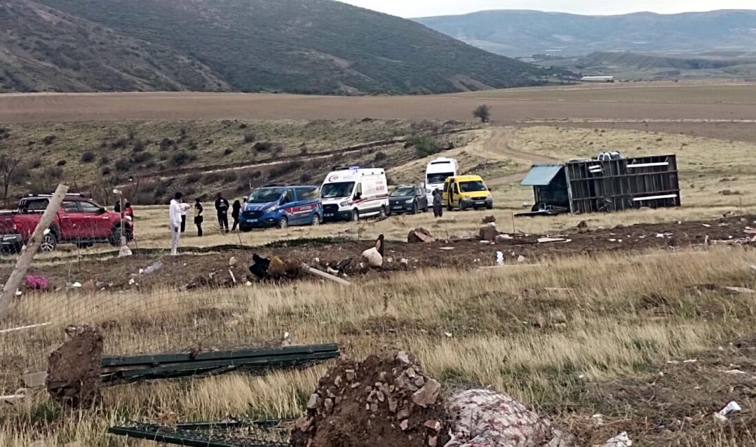 Ankara'nın Ayaş ilçesinde fırtına ve hortumun etkisiyle hobi bahçesindeki konteyner
