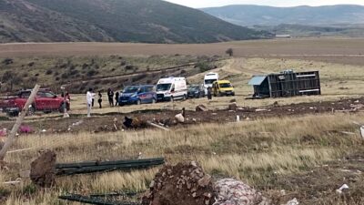 Ankara'nın Ayaş ilçesinde fırtına ve hortumun etkisiyle hobi bahçesindeki konteyner