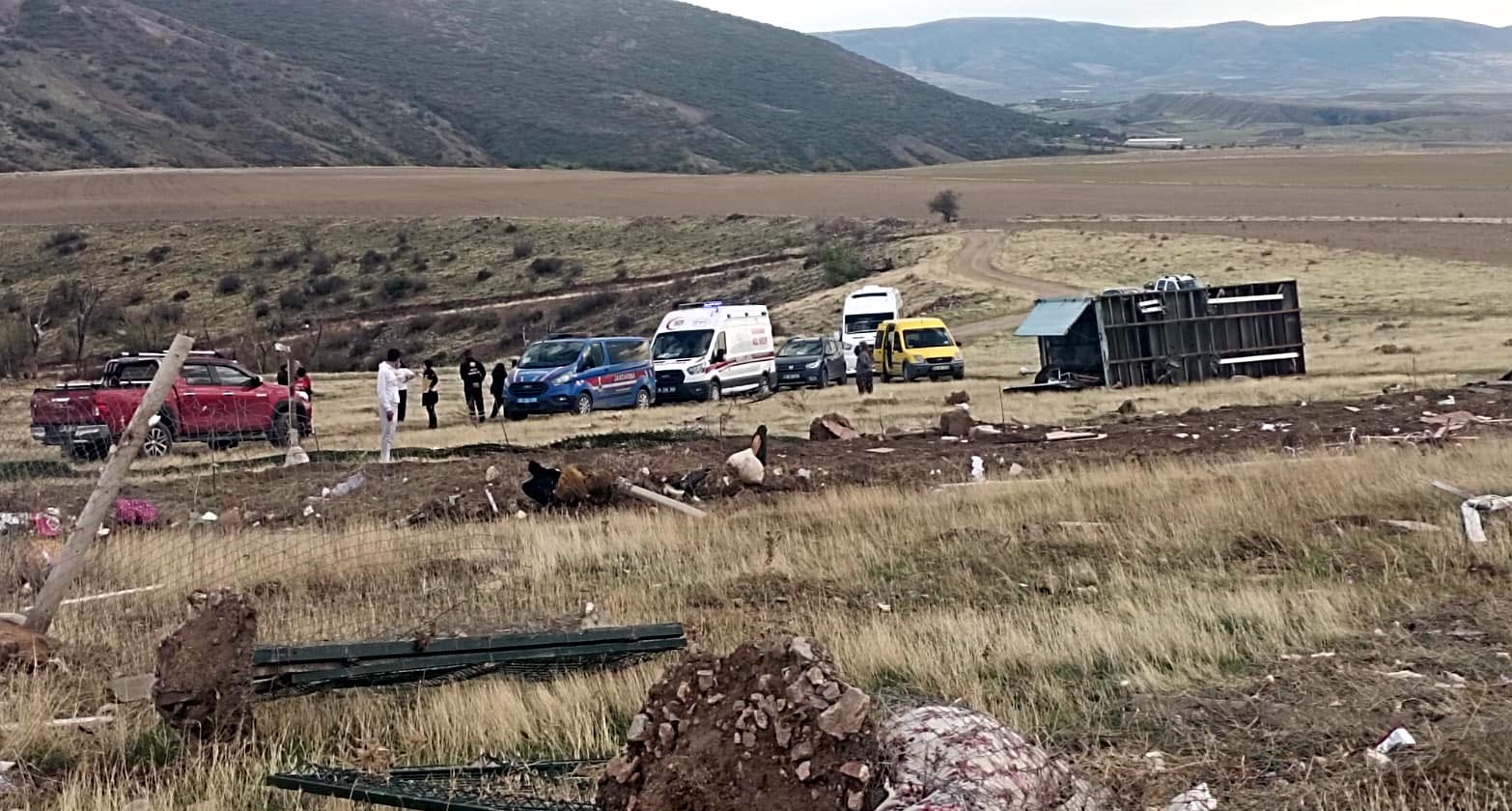 Ankara'nın Ayaş ilçesinde fırtına ve hortumun etkisiyle hobi bahçesindeki konteyner