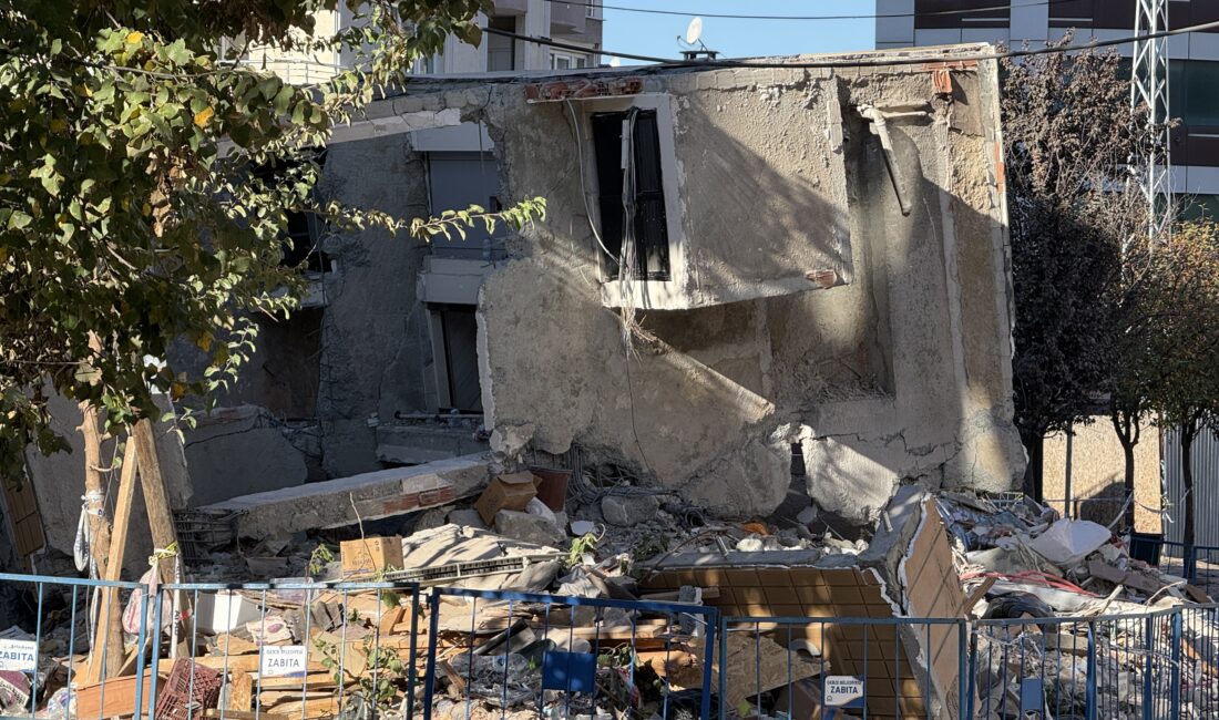 Kocaeli'nin Gebze ilçesinde çöken 7 katlı Arslan Apartmanı enkazında 5