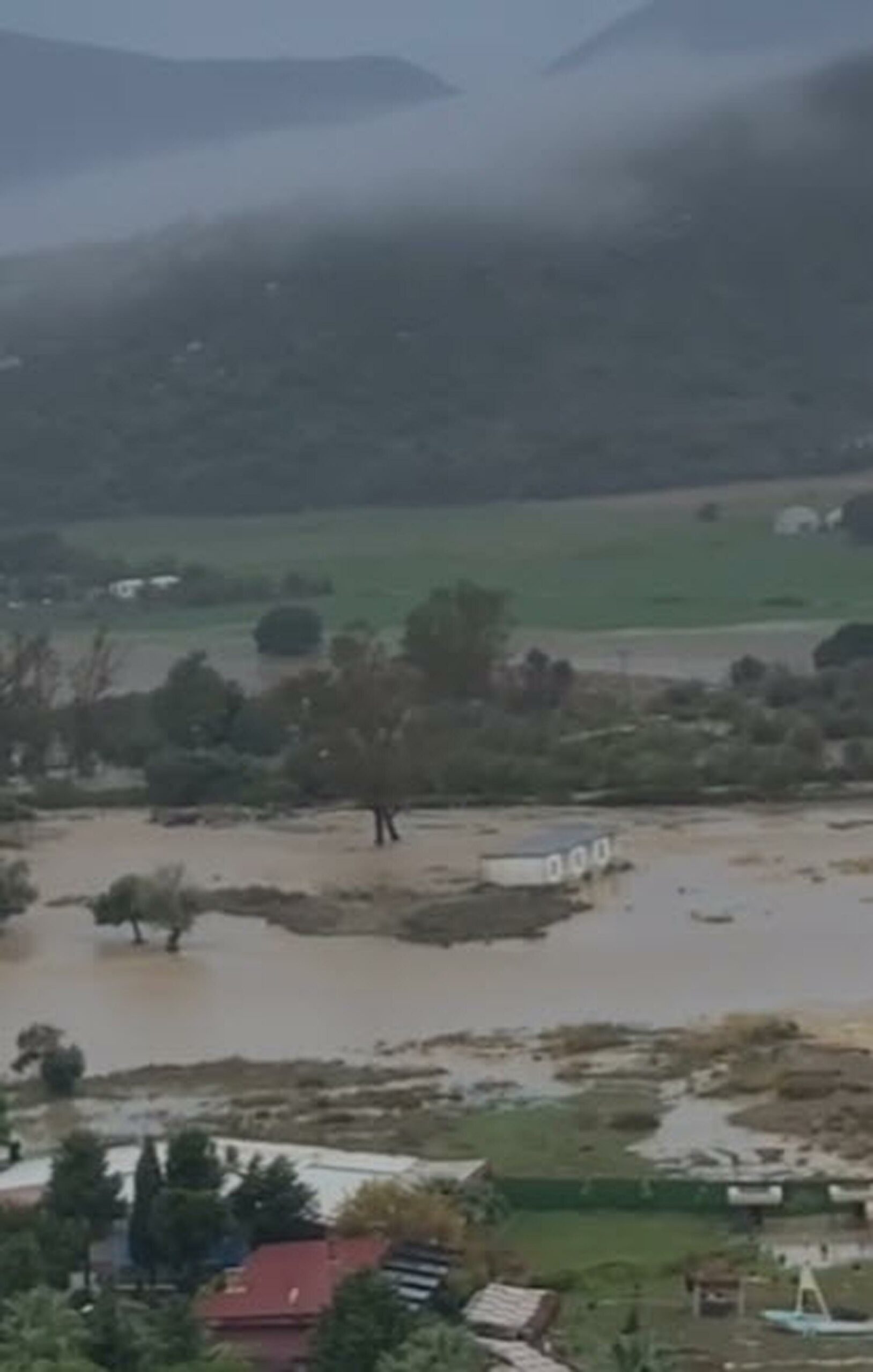 Çanakkale'nin Gökçeada ilçesinde gece boyunca etkili olan sağanak yağış, Kaleköy'de