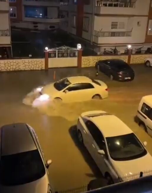 Hatay’da sağanak nedeniyle yollar suyla doldu, bazı bölgelerde heyelan meydana geldi HATAY’ın Yayladağı ilçesinde etkili olan sağanak yağış, heyelan ve su