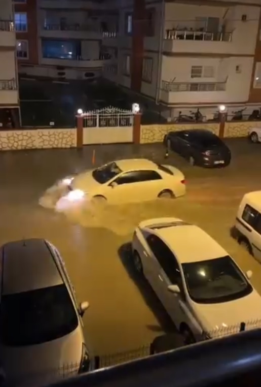 HATAY’ın Yayladağı ilçesinde etkili olan sağanak yağış, heyelan ve su