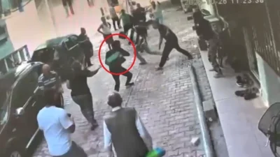 Hatay'ın Samandağ ilçesinde motosiklet parkı yüzünden çıkan tartışma kavgaya dönüştü.