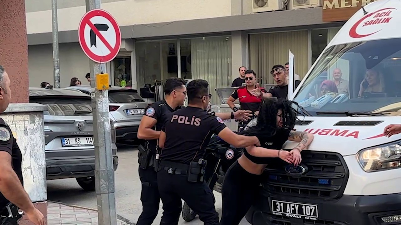 İskenderun'da cadde ortasında başlayan kadın kavgası iş yerine sıçradı. Polis