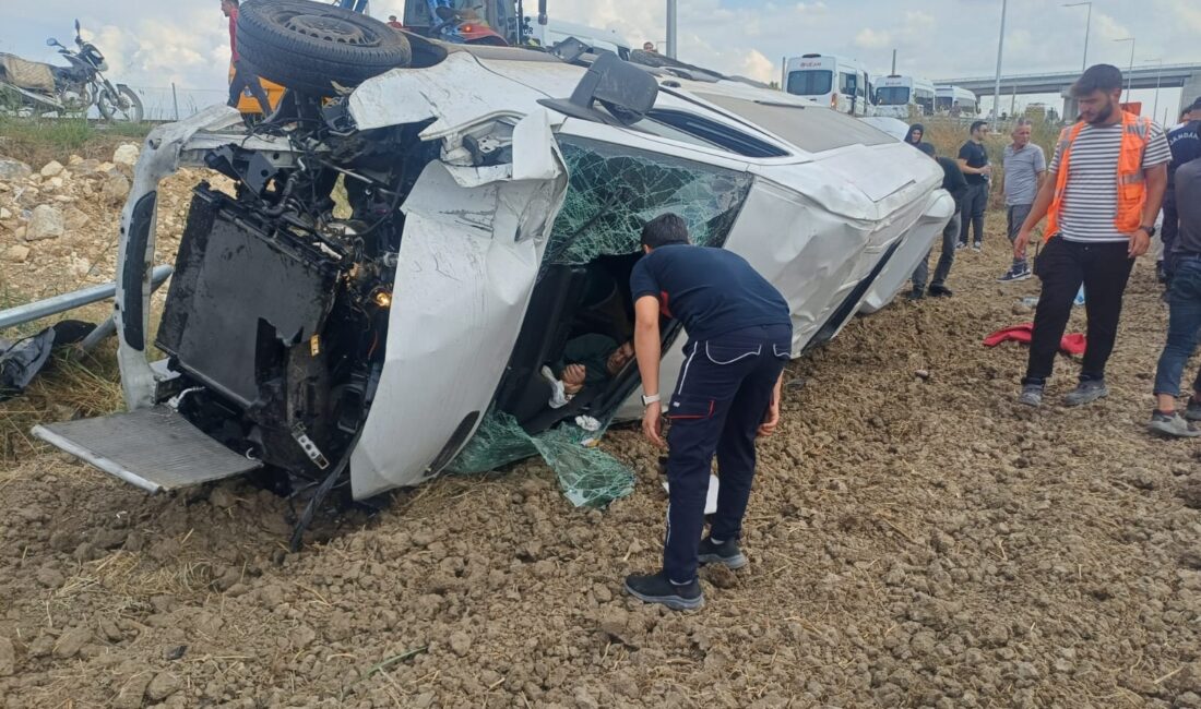 Mersin'de bir hava yolu firmasında görevli personeli taşıyan servis minibüsü,