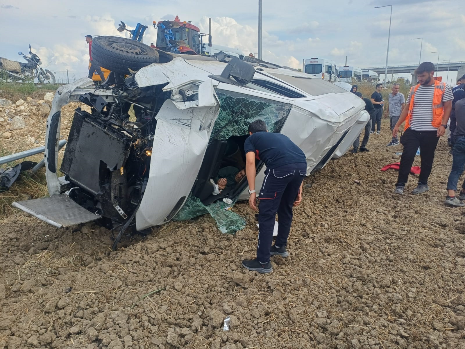 Mersin'de bir hava yolu firmasında görevli personeli taşıyan servis minibüsü,
