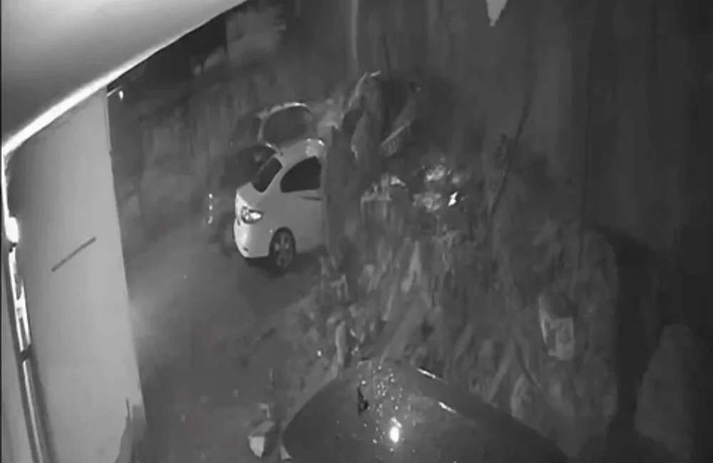 İstinat duvarı çöktü: 3 otomobil hurdaya döndü İstanbul Maltepe’de gece saatlerinde etkili olan sağanak yağışın ardından, bir