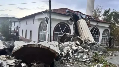 Etkili fırtına sırasında bir caminin minaresi namaz vakti yıkıldı. Cemaat