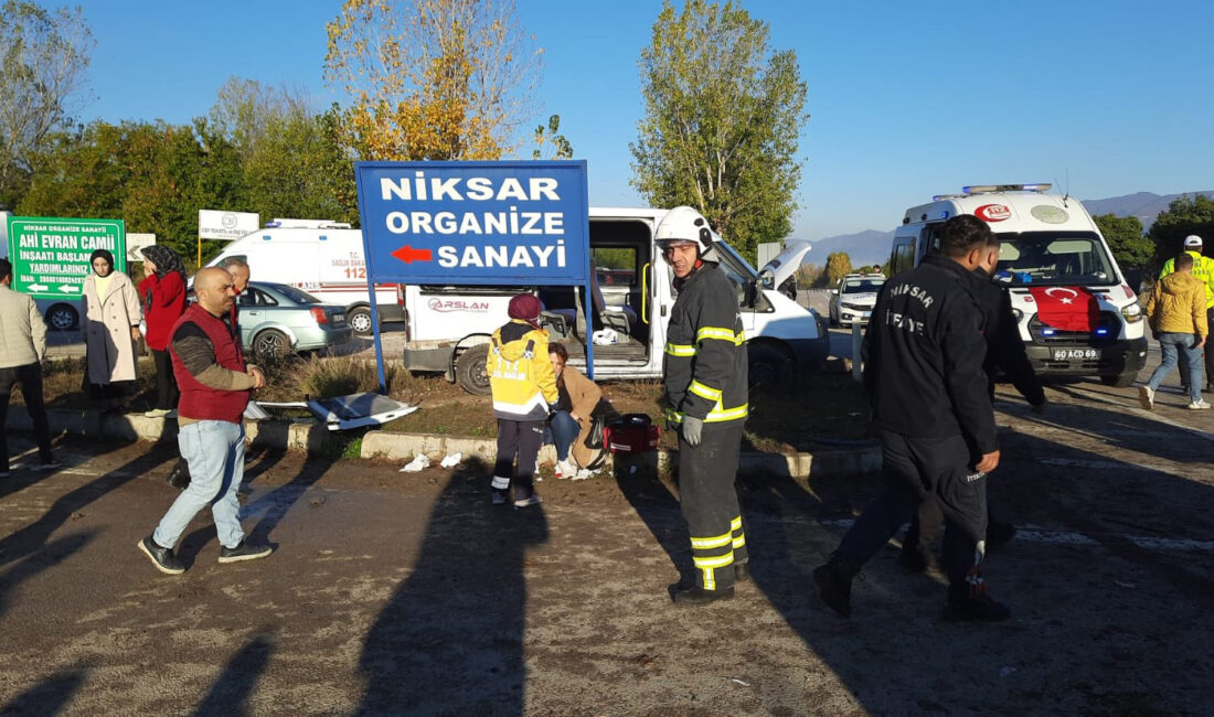 İki servis minibüsü çarpıştı: 10 işçi yaralandı Tokat'ta sabah saatlerinde Erbaa-Niksar kara yolunda iki işçi servisinin çarpışması
