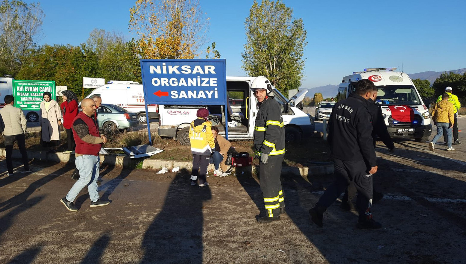 Tokat'ta sabah saatlerinde Erbaa-Niksar kara yolunda iki işçi servisinin çarpışması