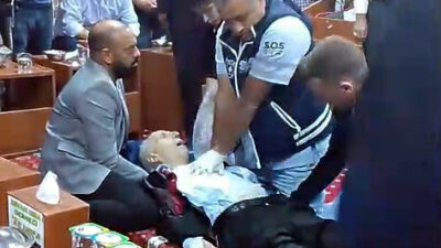 İstanbul Bahçelievler'de bir dernekte düzenlenen sıra gecesinde halk oyunu oynayan