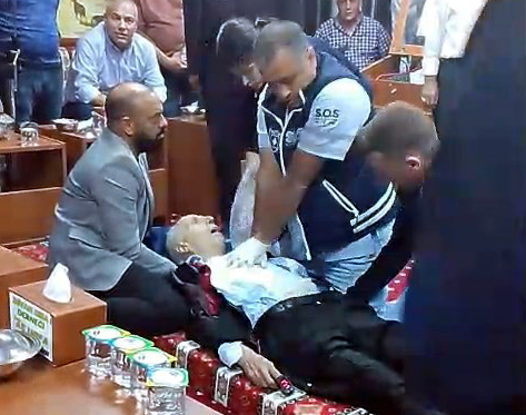 İstanbul Bahçelievler'de bir dernekte düzenlenen sıra gecesinde halk oyunu oynayan