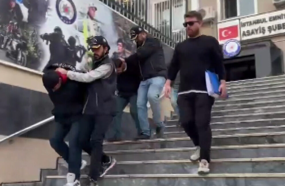 Polisiz diyerek vatandaşı dolandırdılar İstanbul Beylikdüzü'nde kendilerini polis olarak tanıtan şüpheliler, karı-kocayı telefonla arayarak