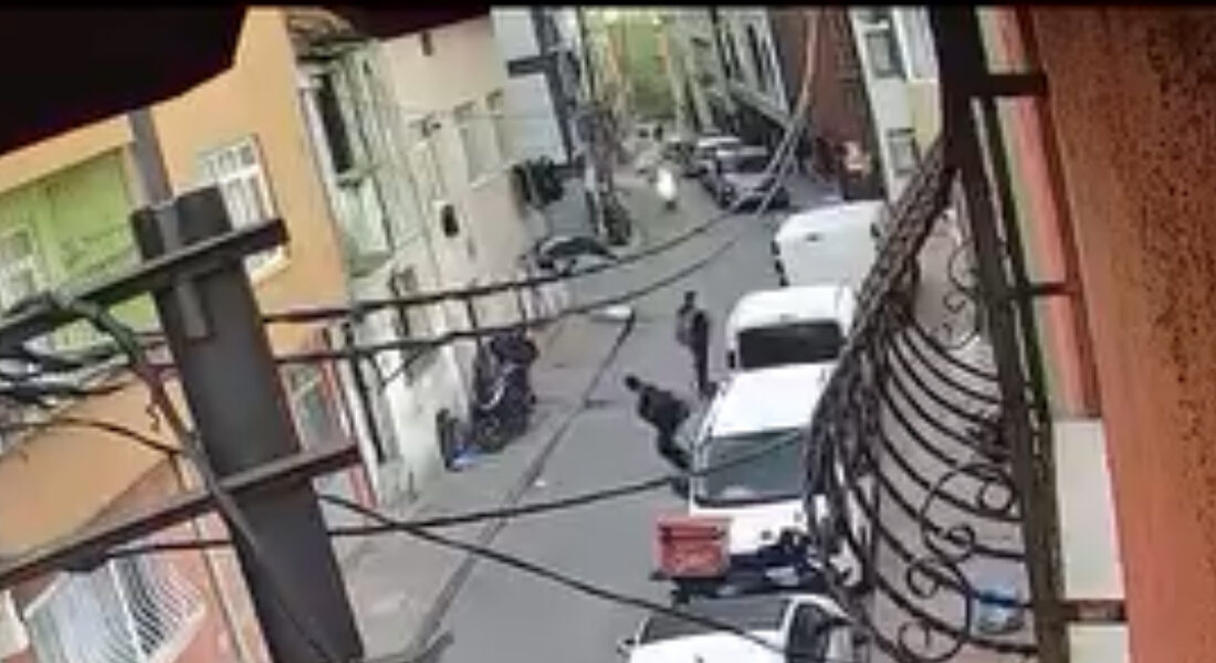 Ortaokul öğrencisi arkadaşını boynundan bıçakladı: Korkunç anlar kamerada İstanbul Beyoğlu'nda aynı okulda okuyan iki 13 yaşındaki öğrenci arasında