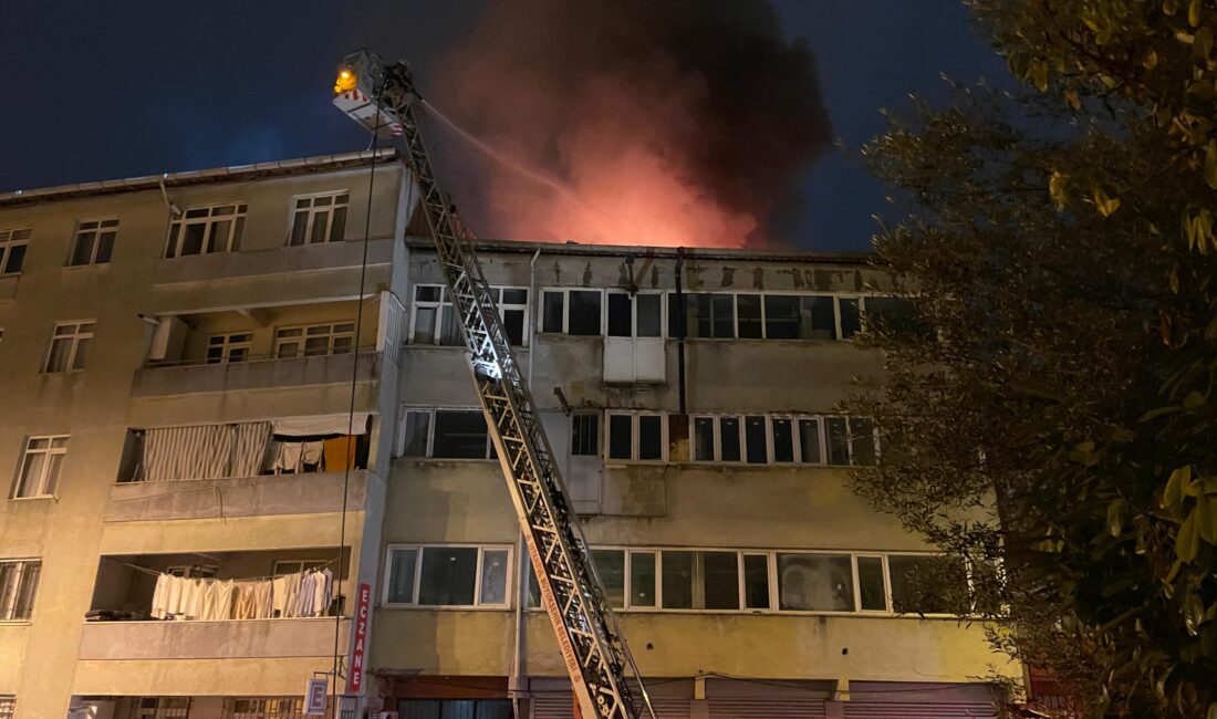 İstanbul Beyoğlu'nda tekstil atölyesi olarak kullanılan binanın çatı katında çıkan