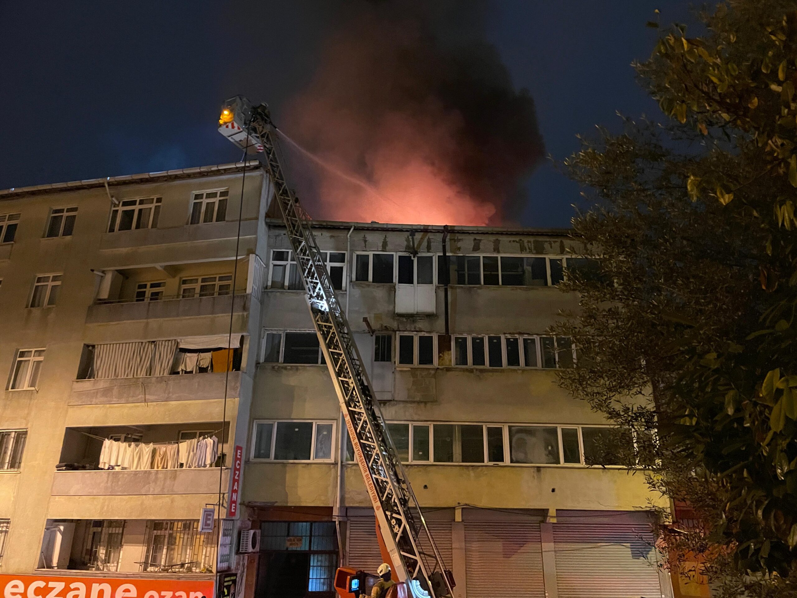 İstanbul Beyoğlu'nda tekstil atölyesi olarak kullanılan binanın çatı katında çıkan