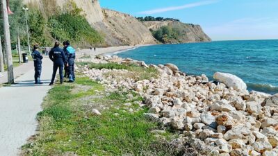 İstanbul Silivri’de sahil kenarında bir kişinin cansız bedeni bulundu. Hayatını