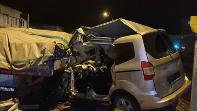 İstanbul Sultanbeyli’de polisin dur ihtarına uymayan hafif ticari araç TIR’a