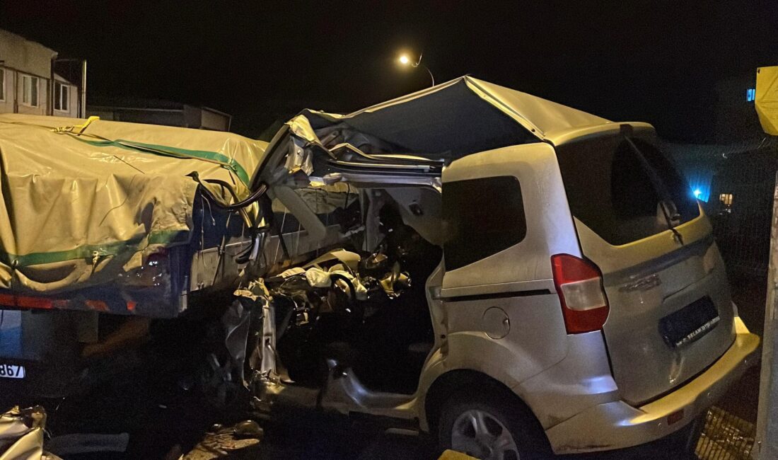 Polis kovalamacası kanlı bitti: 1 ölü 2 yaralı İstanbul Sultanbeyli’de polisin dur ihtarına uymayan hafif ticari araç TIR’a