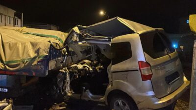 İstanbul Sultanbeyli’de polisin dur ihtarına uymayan hafif ticari araç TIR’a