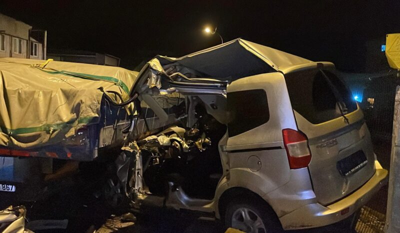 İstanbul Sultanbeyli’de polisin dur ihtarına uymayan hafif ticari araç TIR’a