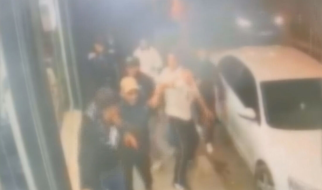Çocuklar arası bıçaklı kavga Sultangazi'de 18 yaşından küçük iki grup arasında çıkan tartışma bıçaklı