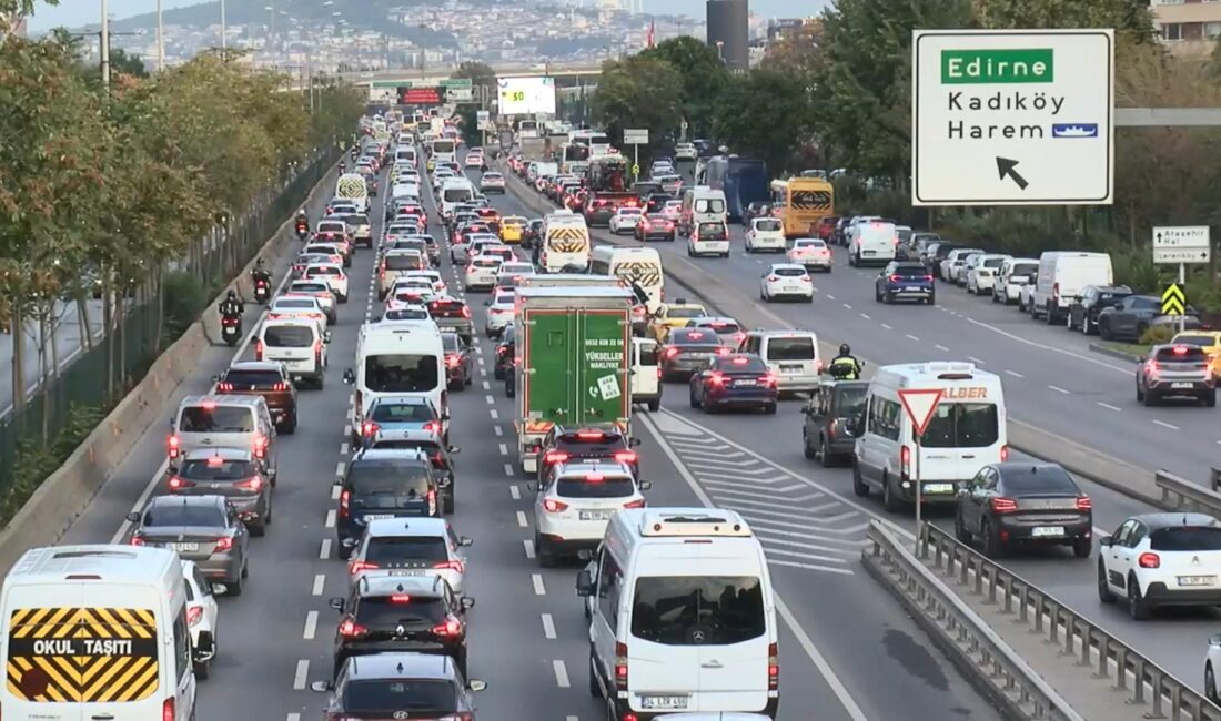 Haftanın ilk iş gününde İstanbul'da trafik yoğunluğu saat 08.00 itibarıyla