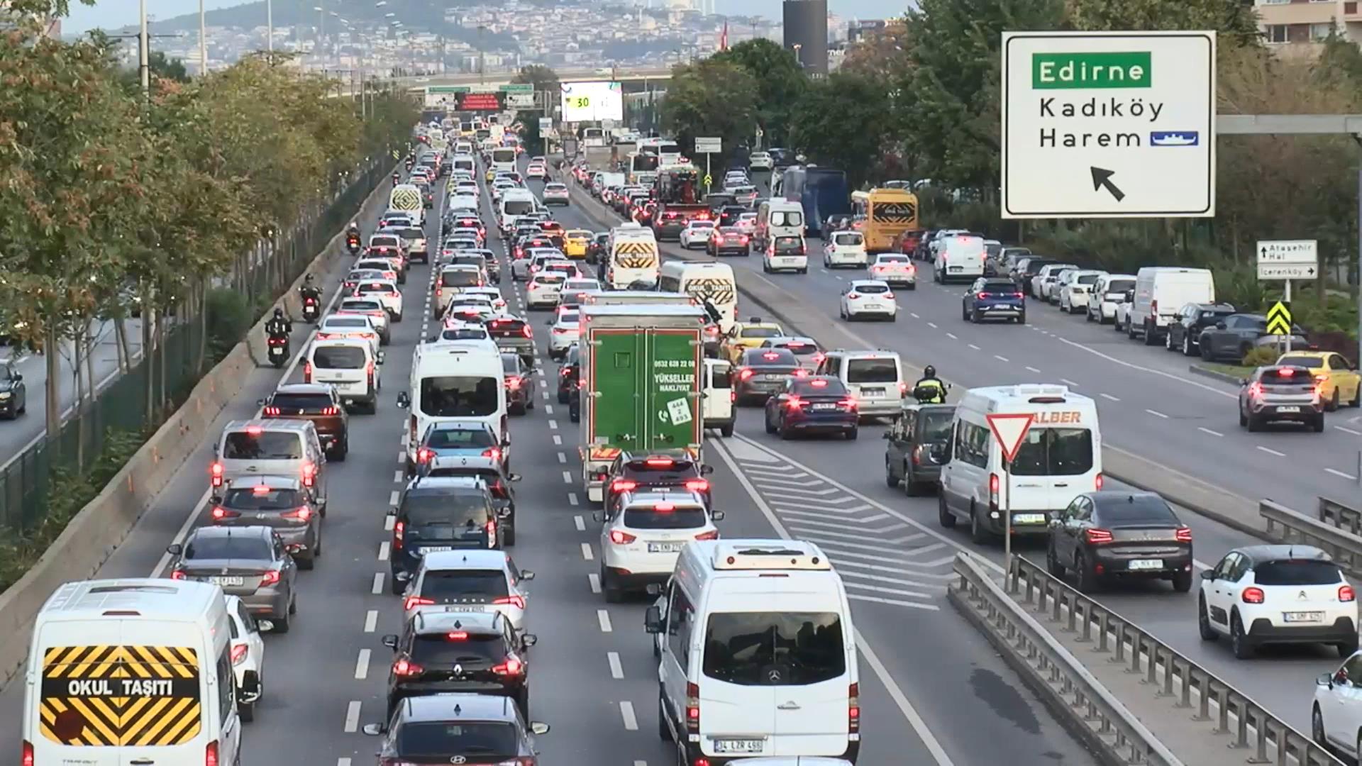 Haftanın ilk iş gününde İstanbul'da trafik yoğunluğu saat 08.00 itibarıyla