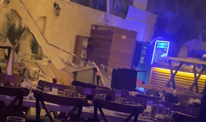 Eğlence mekanında meydana gelen tavan çökmesi sonucu 6 kişi yaralandı.