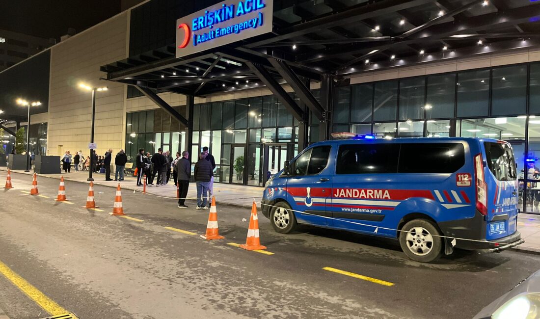 İzmir'in Bayraklı ilçesinde iki grup arasındaki tartışma silahlı kavgaya dönüştü.