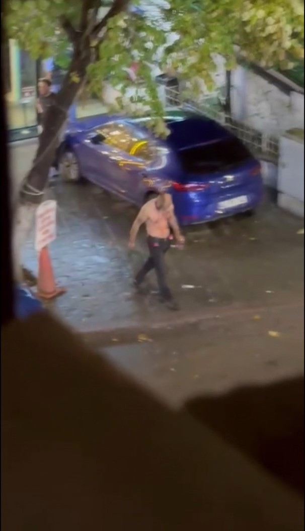 Kocaeli’nin İzmit ilçesinde yaşanan gerginlik ölümle sonuçlandı. Elinde jiletle çevresine