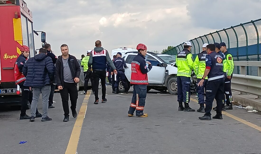 Sakarya’nın Akyazı ilçesinde sivil jandarma aracıyla otomobil çarpıştı. Kazada, 2