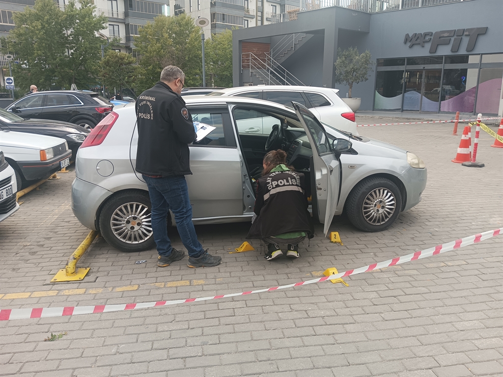 Bir alışveriş merkezinin otoparkında işletme müdürünü tabancayla ağır yaralayan şüpheli