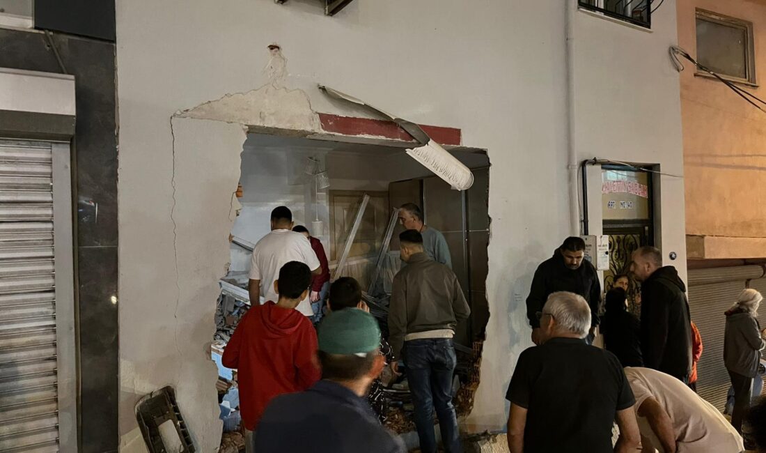 İzmir'de freni boşalan kamyon, apartmanın giriş katındaki daireye çarptı. Oturma