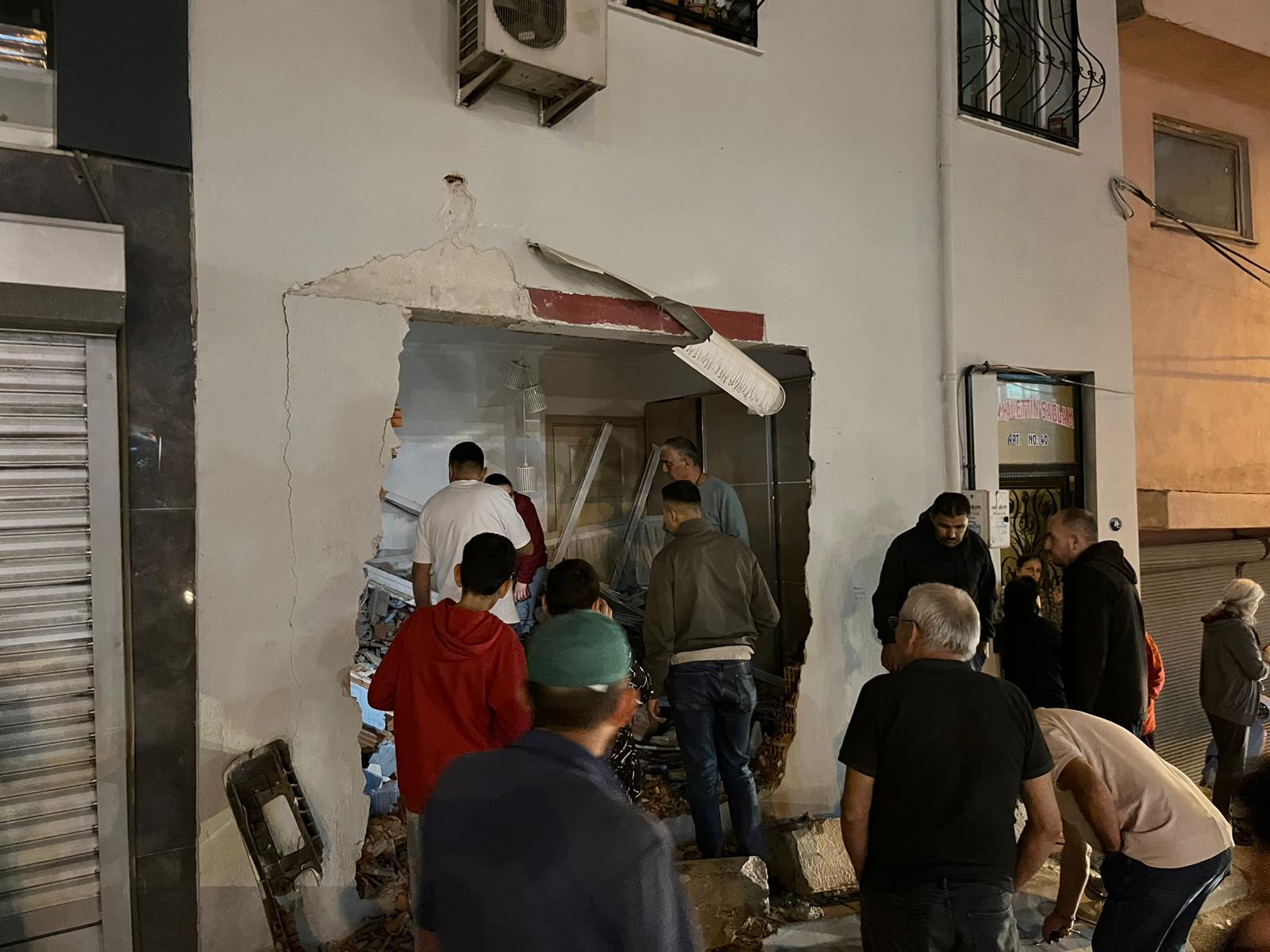 İzmir'de freni boşalan kamyon, apartmanın giriş katındaki daireye çarptı. Oturma