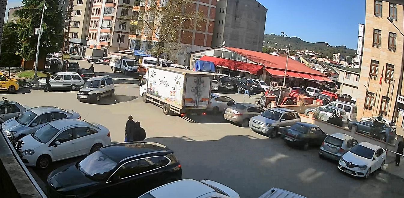 Ordu’nun Ünye ilçesinde kamyonet ile hafif ticari aracın çarpışması sonucu