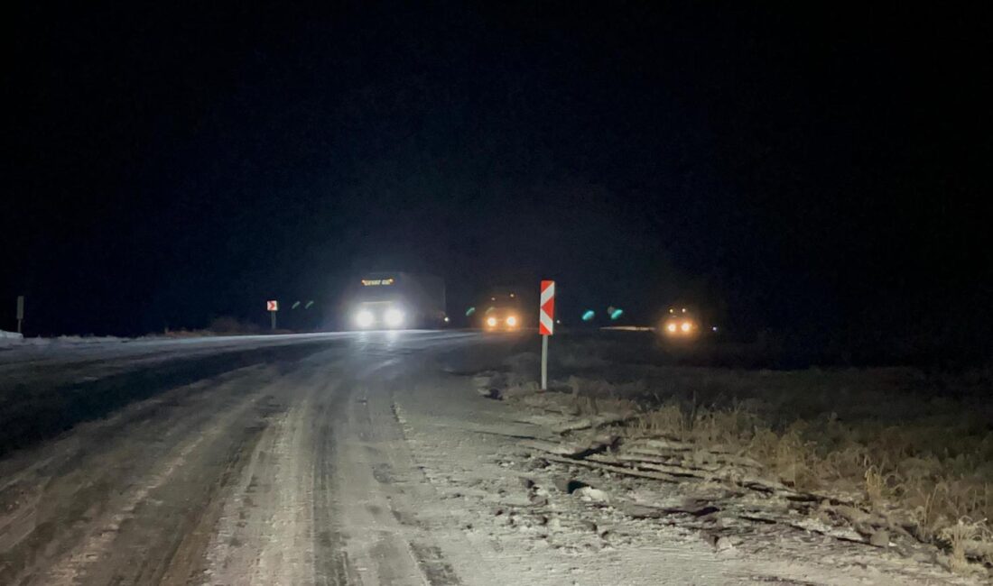 Kar ve Buzlanma TIR’ları Yolda Bıraktı Ardahan'ın yüksek rakımlı Ilgar Geçidi'nde kar yağışı ve buzlanma nedeniyle