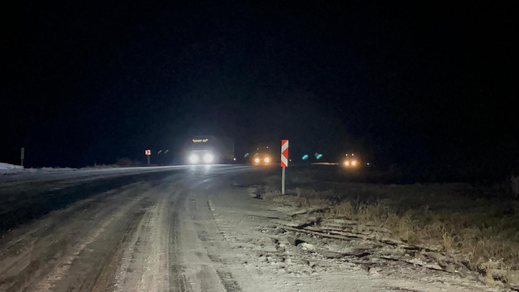 Ardahan'ın yüksek rakımlı Ilgar Geçidi'nde kar yağışı ve buzlanma nedeniyle