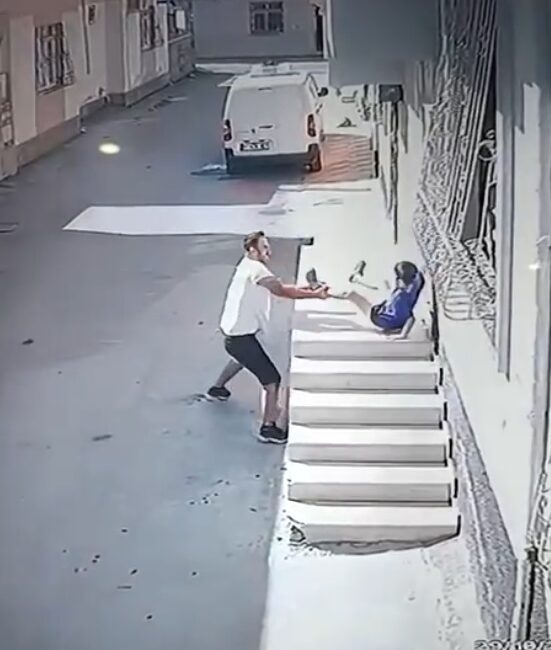 Çocuğu ayak bileğinden tutup yere fırlattı Adana Seyhan'da kimliği belirsiz bir şüpheli, tartıştığı 7-8 yaşındaki erkek