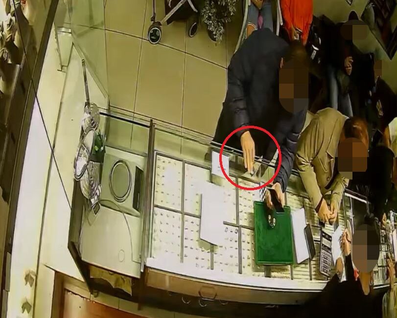 Kuyumcu dükkanından 50 gram altın çalan U.Ş., güvenlik kamerasına yakalandı.