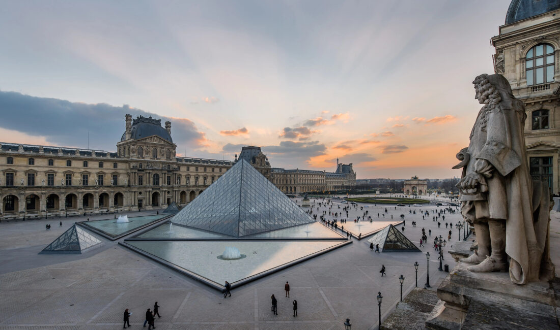Louvre soygununda 5 yeni şüpheli gözaltına alındı Fransa’nın başkenti Paris’teki Louvre Müzesi’nde gerçekleşen taç mücevherleri soygunuyla ilgili