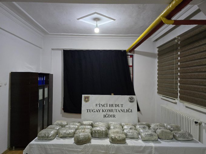 Hudut güvenliğini sağlayan Mehmetçik, sınır hattında gerçekleştirdiği arama-tarama faaliyetlerinde 3